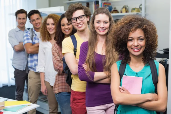 Heureux étudiants souriant à la caméra ensemble — Photo