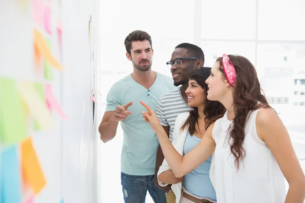 Mitarbeiter stehen und sprechen zusammen — Stockfoto