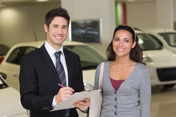 Empresário abaixo assinar um contrato de carro — Fotografia de Stock