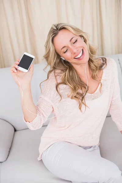 Rubia escuchando música con auriculares — Foto de Stock