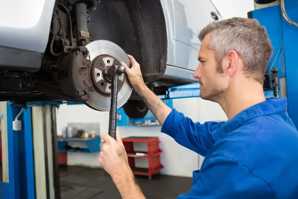 Focused mechanic adjusting the wheel — Stock Photo, Image