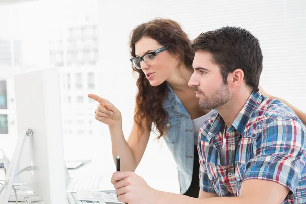 Kollegen arbeiten mit dem Computer zusammen — Stockfoto