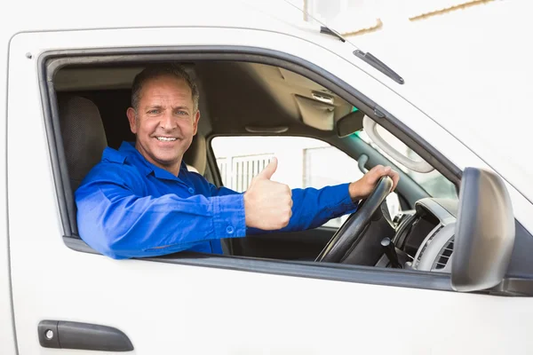 Motorista de entrega mostrando polegares para cima — Fotografia de Stock