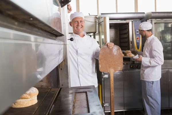 Feliz panadero sonriendo a la cámara — Foto de Stock