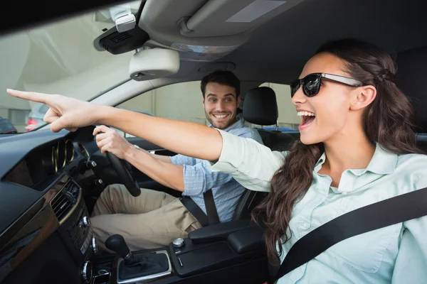 Casal jovem em uma viagem de carro — Fotografia de Stock