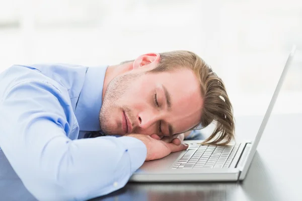 Empresário dormindo em seu laptop — Fotografia de Stock
