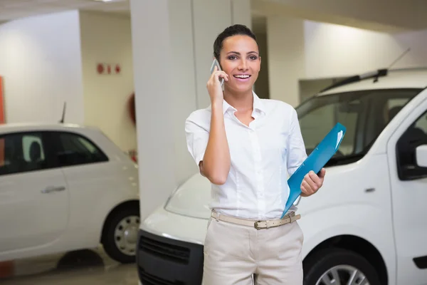 Businesswoman on the phone holding folder — Stock Photo, Image