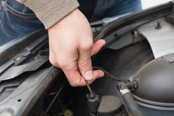 Hombre revisando el motor de su coche — Foto de Stock