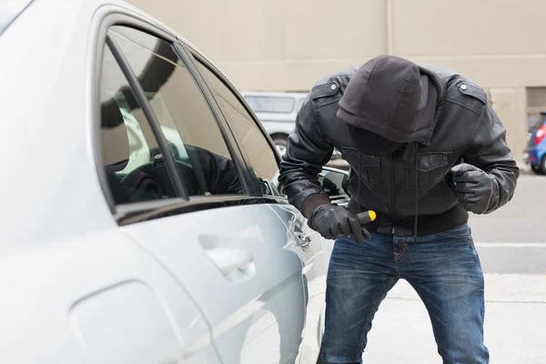 Ladrão invadindo carro com chave de fenda — Fotografia de Stock