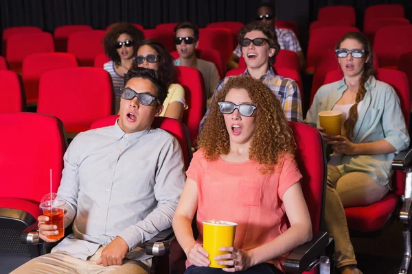 Junge Freunde beim Ansehen eines 3D-Films — Stockfoto