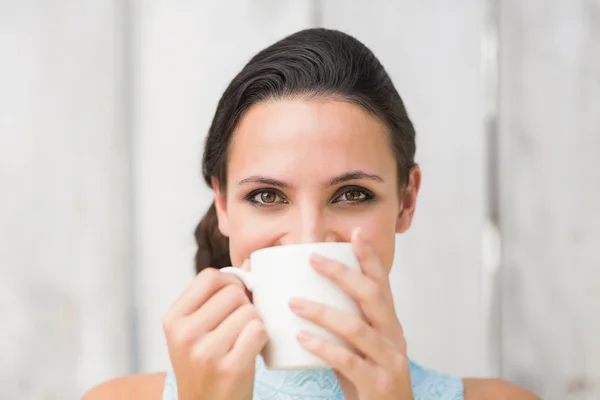 Stylish brunette holding a mug — Stock Photo, Image