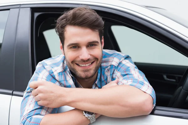 Jovem sorrindo e segurando chave — Fotografia de Stock