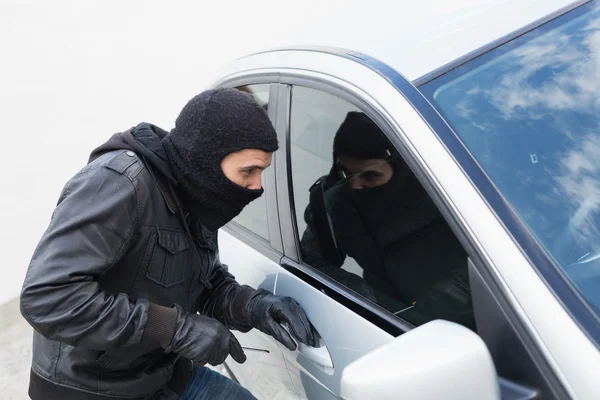 Thief breaking into a car — Stock Photo, Image