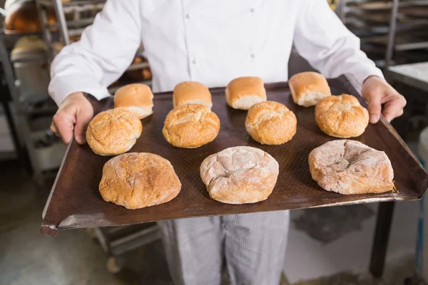 Panadero mostrando bandeja de rollos —  Fotos de Stock
