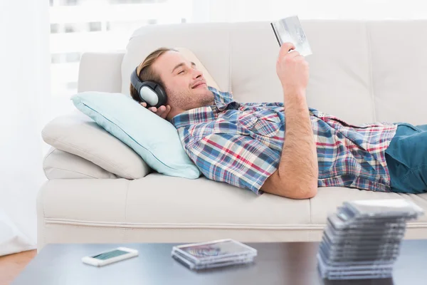 Расслабленный человек слушает музыку — стоковое фото