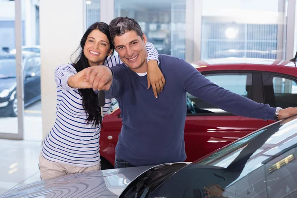 Sorridente coppia tenendo la loro nuova chiave — Foto Stock