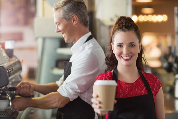 Barista úsměv na kameru — Stock fotografie