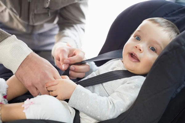 Eltern sichern Baby im Autositz — Stockfoto