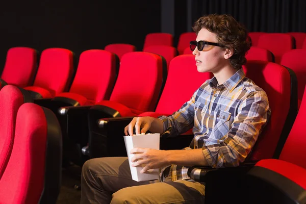 Jovem assistindo um filme 3d — Fotografia de Stock