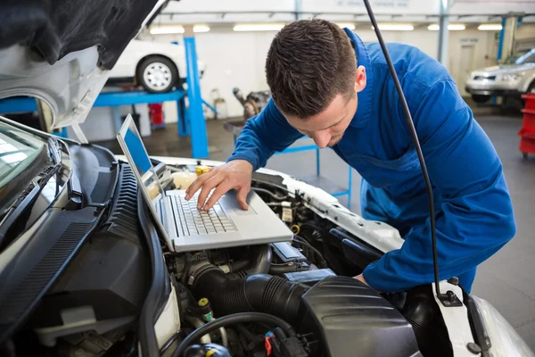 Mechanic using laptop on car — Stock Photo, Image
