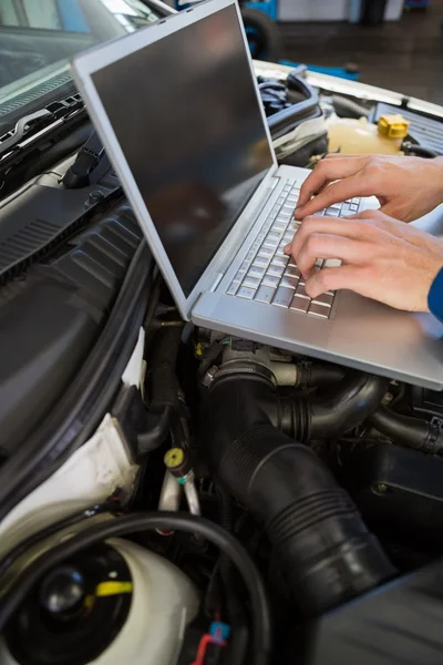 Mechanic laptop gebruikt op auto — Stockfoto