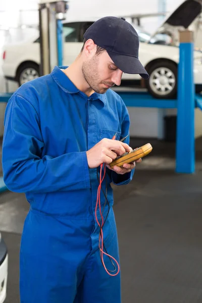 Meccanico utilizzando uno strumento diagnostico — Foto Stock