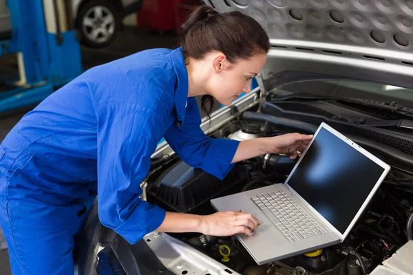 Mechaniker mit Laptop im Auto — Stockfoto