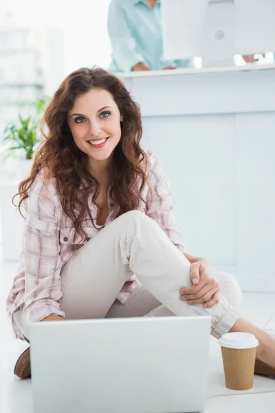 Donna d'affari sul pavimento utilizzando il computer portatile — Foto Stock