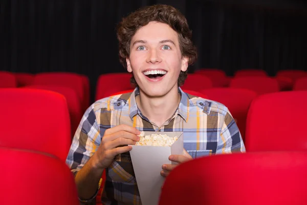 Junger Mann schaut sich einen Film an — Stockfoto