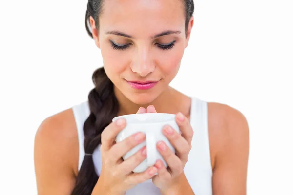 Ziemlich Brünette mit Tasse Tee — Stockfoto