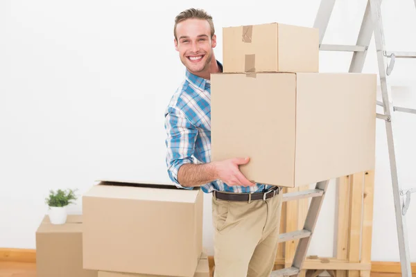 El hombre que lleva cajas móviles de cartón — Foto de Stock