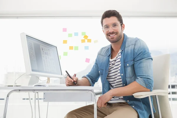 Diseñador sonriente con digitalizador — Foto de Stock