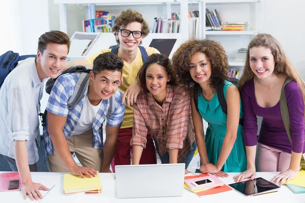 Szczęśliwy studentów pracujących razem na laptopie — Zdjęcie stockowe