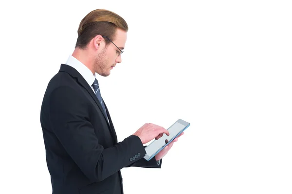 Biznesmen w czytanie okulary za pomocą jego komputera typu tablet — Zdjęcie stockowe