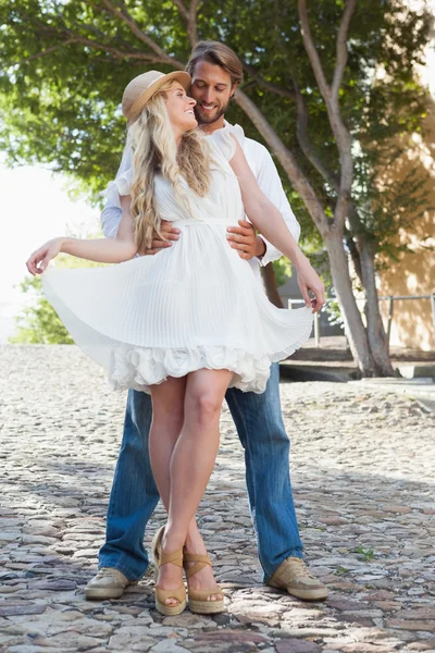 Bonito casal abraçando e sorrindo — Fotografia de Stock