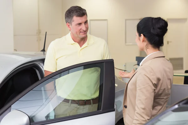 Salesperson talking with her customer — Stock Photo, Image