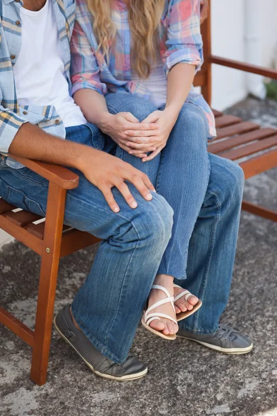 Couple mignon assis sur le banc — Photo