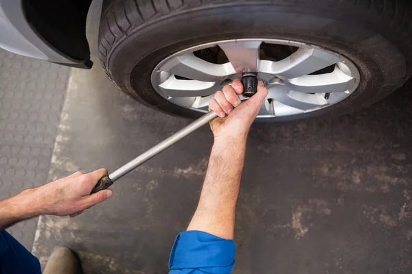 Mechaniker justiert das Reifenrad — Stockfoto