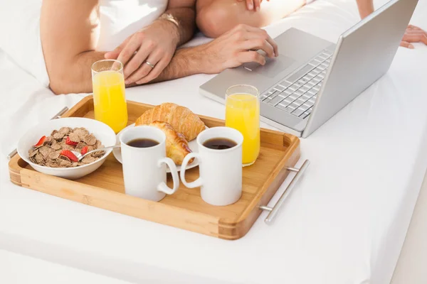 Pareja joven desayunando en la cama —  Fotos de Stock