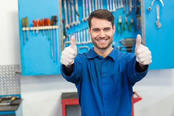 Lachende mechanic camera kijken — Stockfoto