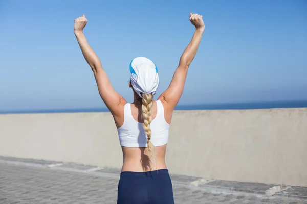 Fitte Blondine jubelt auf der Seebrücke — Stockfoto