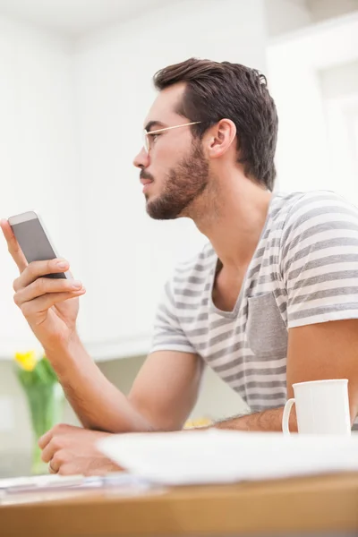 Hombre usando smartphone mientras toma café —  Fotos de Stock