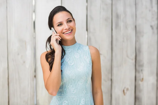Stijlvolle brunette praten over telefoon — Stockfoto