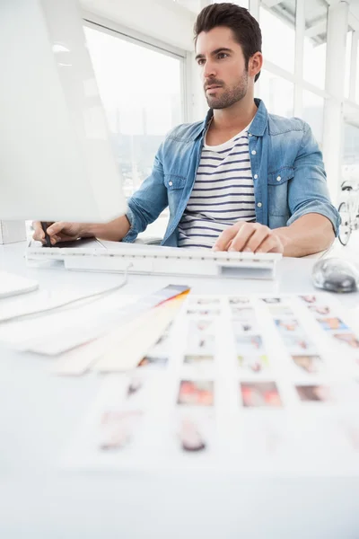 Diseñador serio usando digitalizador y computadora — Foto de Stock