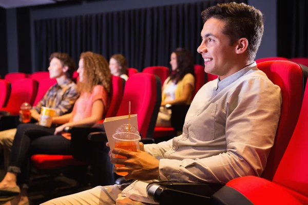 Jóvenes amigos viendo una película —  Fotos de Stock