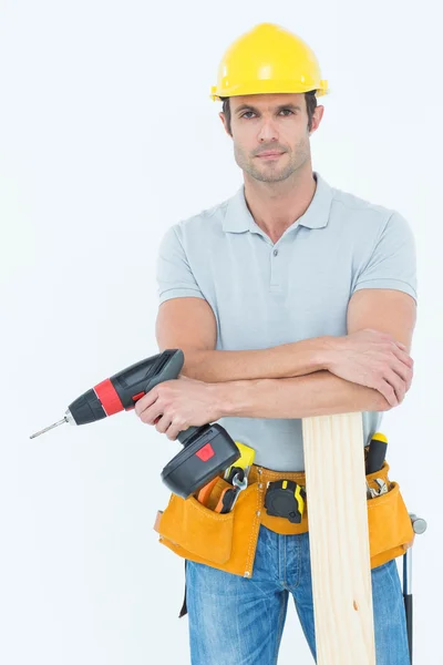 Falegname con tavola di legno e trapano — Foto Stock