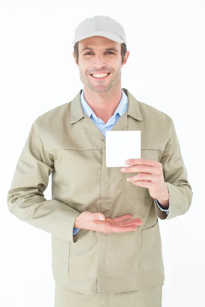 Feliz repartidor mostrando nota en blanco — Foto de Stock