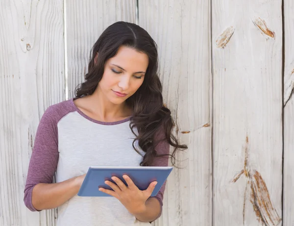 Mooie brunette met behulp van een tablet pc — Stockfoto