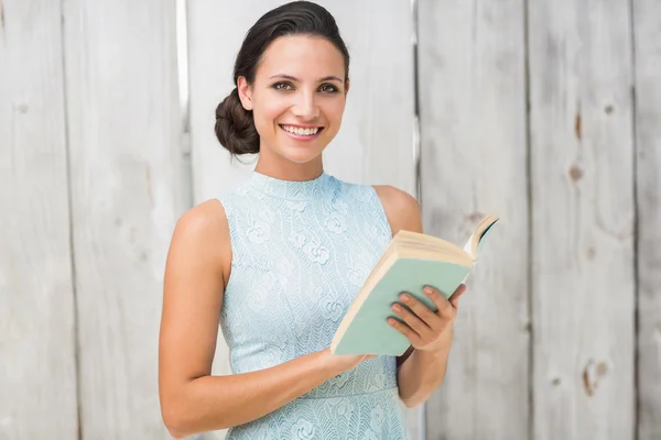 Stijlvolle brunette lezen van een boek — Stockfoto
