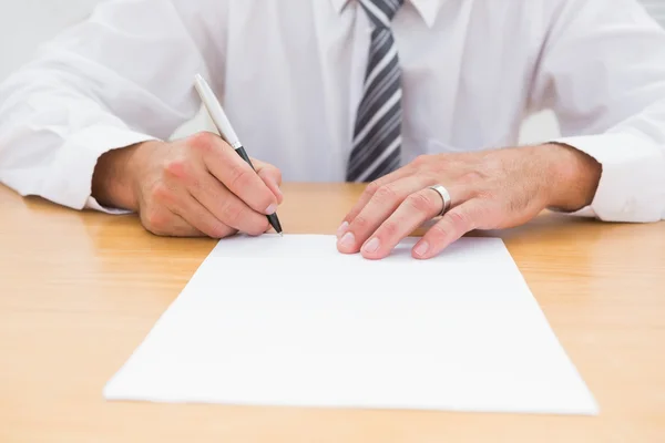 Homme d'affaires écrivant sur un papier — Photo